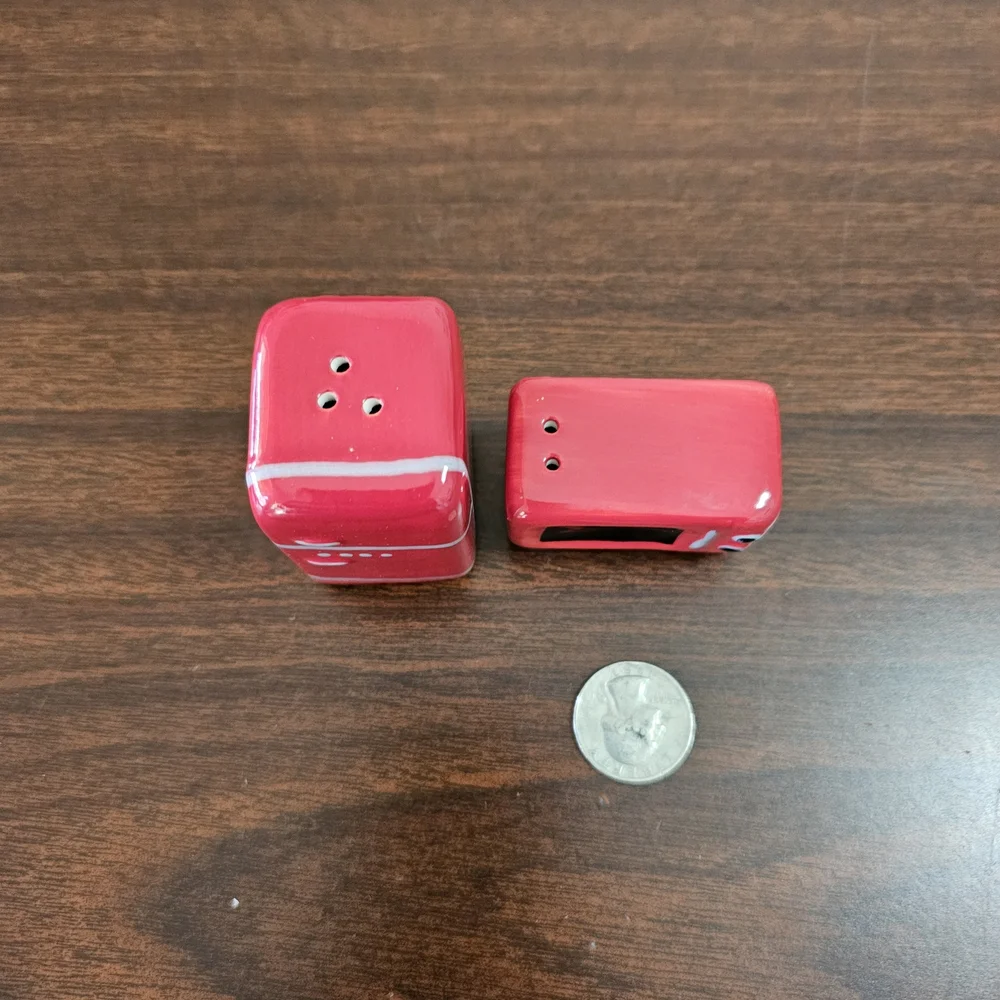 Miniature Salt And Pepper Shakers Shaped As A Refrigerator And A Microwave Oven. - Picture 2 of 4
